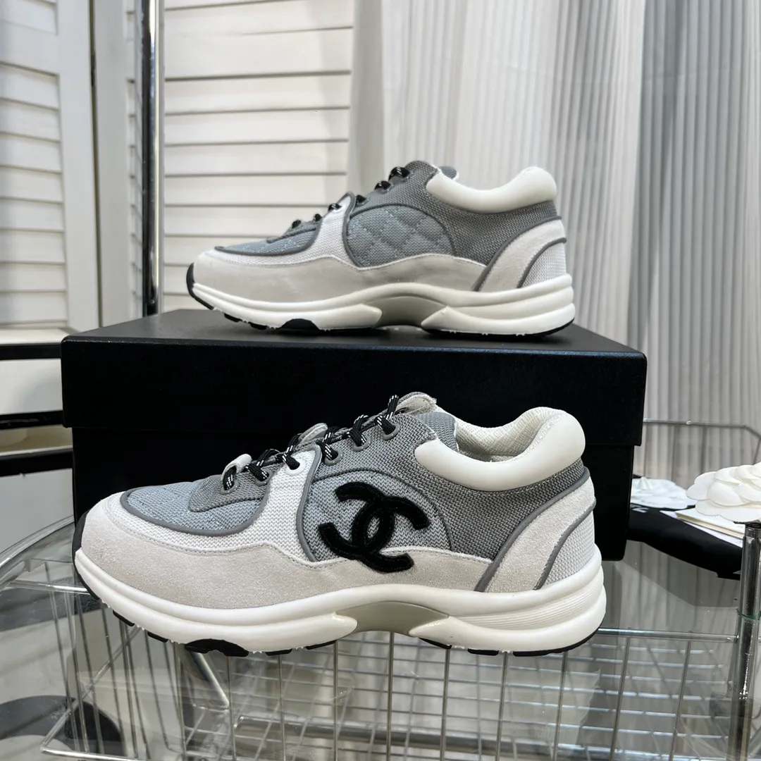 👟👟Ex-factory price 560👟👟 Chanel Chanel - 2022 counter top casual sports shoes This classic design; the upper is electro-embroidered with a variety of techniques; the outsole is fashionable and sporty; it is unusual to incorporate a variety of color matching elements... The diversified mix and match is very good-looking and versatile, casual, fashionable, sports and outdoor can be taken into account... ꫛꫀꪝ Go➫ Material: ❶Upper is made of: Original imported high mercerized smooth cow suede + electric embroidery technology + imported breathable mesh ❷Inner use: original imported breathable mesh ❸Outsole based on: original TPU combination outsole Counter boutique packaging complete set for women 35–42 men 38–46